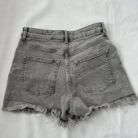 H&M Gray Frayed Hem Jean Shorts size 6 - Picture 2 of 4